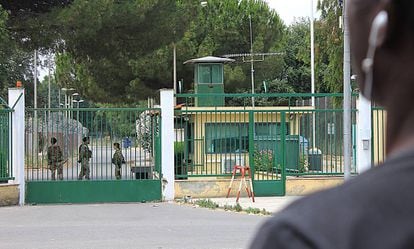 Um imigrante na porta do centro que era controlado pela máfia em Isola di Capo Rizzuto.