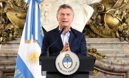 Mauricio Macri faz anúncio em salão branco da Casa Rosada.