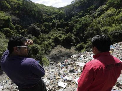 Dois homens observam o lixão de Cocula, no Estado de Guerrero.