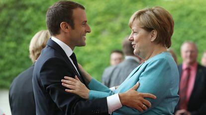Angela Merkel cumprimenta o presidente francês Emmanuel Macron em Berlim.