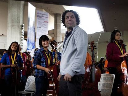 Gustavo Dudamel, com membros da orquestra juvenil em fevereiro de 2016 em Caracas.