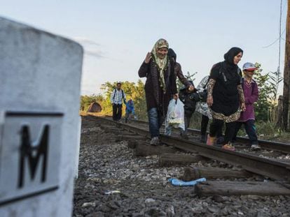 Refugiados caminham pr&oacute;ximos &agrave; fronteira da Hungria. 
