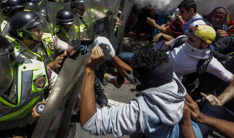 Manifestantes opositores enfrentam a Polícía Nacional Bolivariana (PNB).