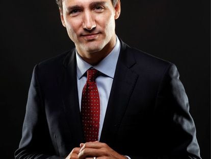 <strong>Quem é.</strong> Justin Trudeau, 44 anos, é o primeiro-ministro do Canadá. É o filho mais velho de Pierre Trudeau, que também ocupou o cargo de primeiro-ministro canadense durante 10 anos.
<strong>Por que gostamos do seu estilo.</strong> O primeiro-ministro canadense passaria despercebido em qualquer lugar com um mínimo de consciência de moda, mas infelizmente a política internacional não é esse lugar. Usar meias estampadas, ter uma tatuagem tribal e se casar vestido com smoking cáqui não são gestos revolucionários – de fato, são bem inócuos –, mas o pobre Trudeau joga em campo adversário, em terra hostil e em circunstâncias meteorológicas adversas. E o faz com muita arte.