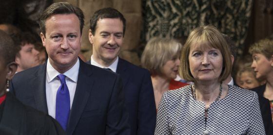 David Cameron con a líder trabalhista Harriet Harman e, no segundo plano, George Osborne, o ministro das Finanças.