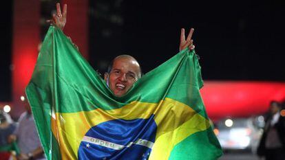 Manifestante celebra ato contra Dilma.