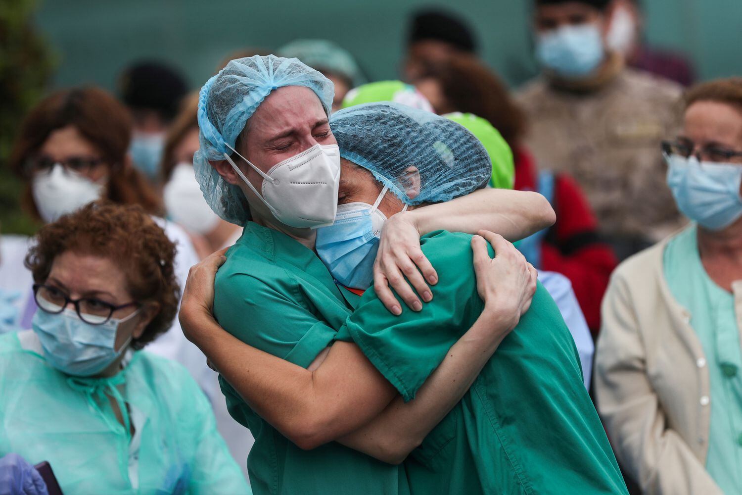 Colegas choram em homenagem a enfermeiro morto por coronavírus em Leganés, região de Madri, nesta segunda-feira.