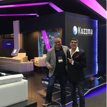 Hebert Paes Leme, organizador da ExpoCristã, e Paulo Oliveira, vendedor da Kuzzma, no estande da empresa durante o evento.