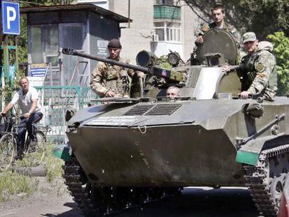 Militantes pró-Rússia em um tanque no centro de Slaviansk.