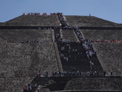 Turistas em Teotihuacán, durante o equinócio da primavera.