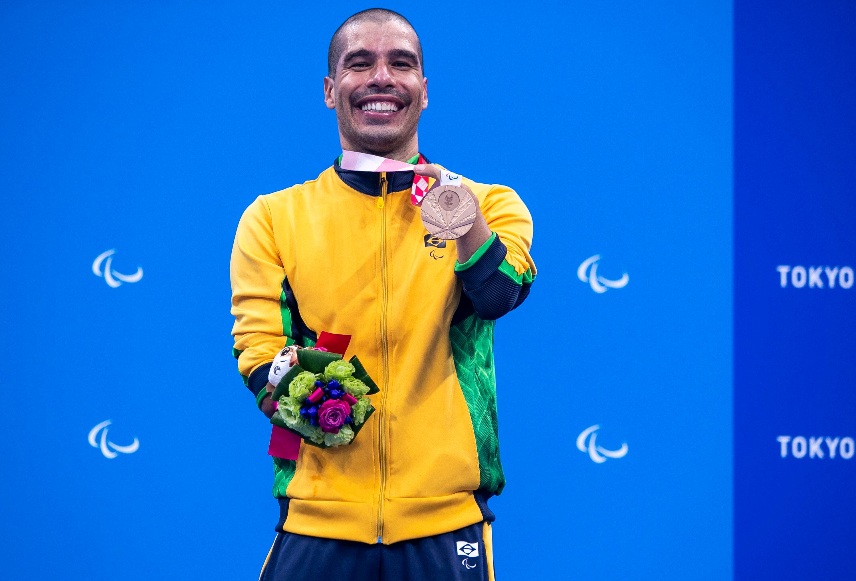 Daniel com uma das medalhas de bronze que conquistou em Tóquio 2020.