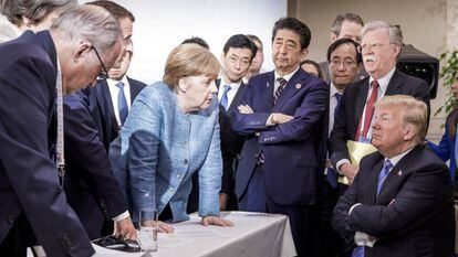 Em imagem disponibilizada pelo Governo alemão, a chanceler Angela Merkel fala com o presidente Donald Trump.