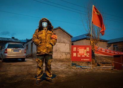 Um funcionário monta guarda em um posto de controle na cidade fronteiriça chinesa de Suifenhe.