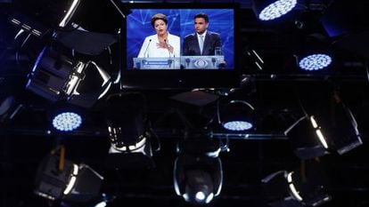 Dilma e A&eacute;cio no primeiro debate do segundo turno.