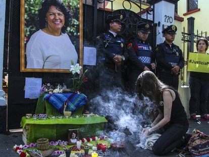 Manifestantes na embaixada de Honduras no México pelo assassinato de Berta Cáceres.