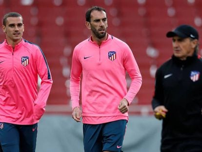 Griezmann e Godín treinam no Emirates Stadium para o jogo da semifinal.