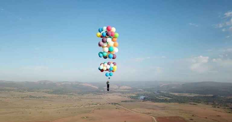 O britânico Tom Morgan sobe no céu da África do Sul.