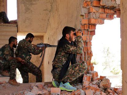 Milicianos das YPG curdas, posicionados no front de Hasaka, em julho de 2015.