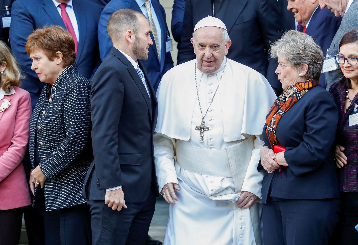 Alicia Bárcena (à direita) ao lado do papa Francisco em Roma, onde participa de encontro de economistas