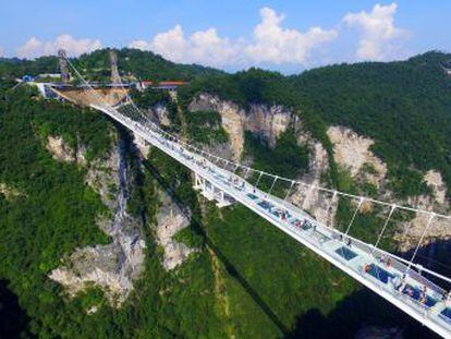 A estrutura, com capacidade para 800 pessoas, foi construída 300 metros acima do cânion do Parque Natural de Zhangjiajie