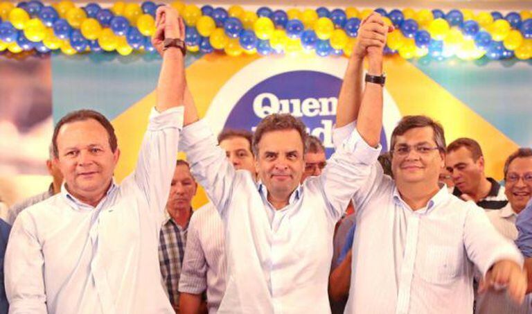 Aécio (centro) durante visita ao estado do Maranhão, na semana passada.