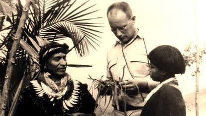 Salvador Chindoy (à esquerda), médico tradicional camsá (Colômbia), junto com o etnobotânico Richard Evans Schultes, em 1960.