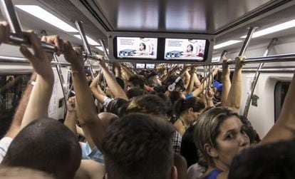 Passageiros na linha 4 do metrô de São Paulo, que parou sem energia.