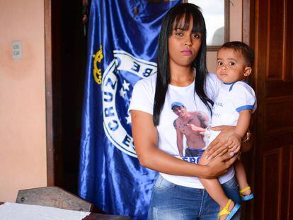 Pamela Gabrielle e o filho de Eros Dátilo, torcedor do Cruzeiro morto no Mineirão.