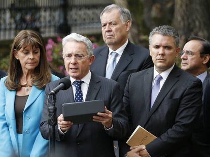 O presidente Iván Duque (à direita), com o ex-mandatário Álvaro Uribe em foto de setembro de 2019.