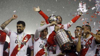 Jogadores do River comemoram vitória na Libertadores.