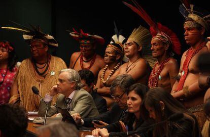 Indígenas acompanham reunião da comissão.