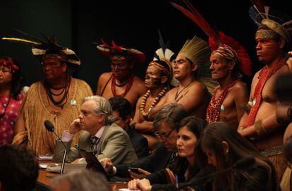 Ind&iacute;genas acompanham reuni&atilde;o da comiss&atilde;o.