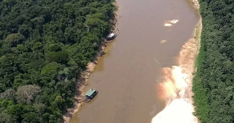 Balsas de garimpeiros na Terra Indígena.