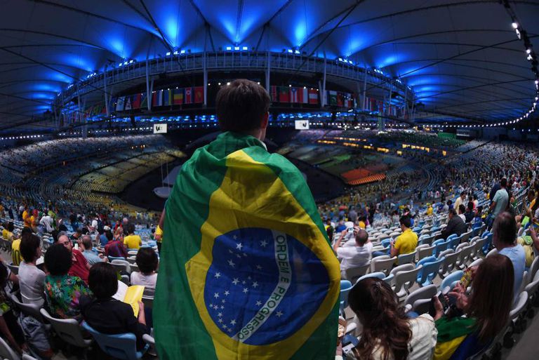 Torcedor no Maracanã, antes da abertura dos Jogos.