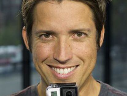 Nick Woodman segura uma de suas câmeras.