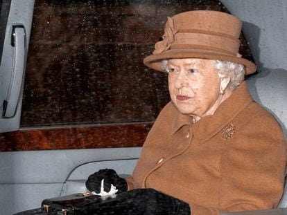 Elizabeth II, na saída do serviço dominical em Sandringham, neste domingo.