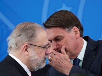 Augusto Aras e Jair Bolsonaro em abril de 2020.