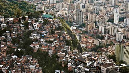 Vista da favela da Matinha, junto ao bairro da Tijuca, de classe m&eacute;dia. / FRANCESCO ZIZOLA