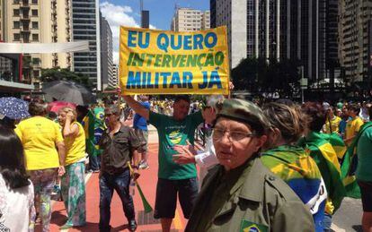 Cartaz na Paulista pede intervenção militar.