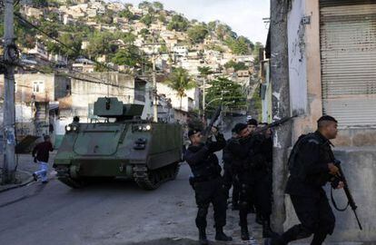 Batalh&atilde;o de Choque na favela &Aacute;rvore Seca, no Rio.