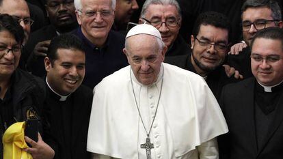 O papa Francisco, rodeado de sacerdotes, no Vaticano.