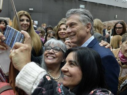 O presidente da Argentina, Mauricio Macri, tira 'selfie' em evento.