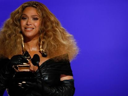 Beyoncé recebe um dos seus Grammys, neste domingo no Centro de Convenções de Los Angeles (Califórnia).