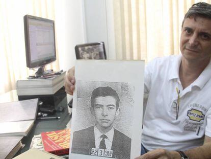 Fabiano Casemiro com a foto do pai