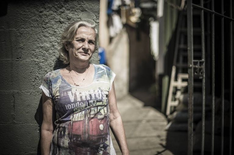 Maria Lúcia, 64, que precisou comprar uma caixa d'água para driblar as torneiras secas