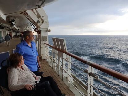 Kerry e Simon observam o mar a bordo do navio batizado de utopia. Viagem comemoraria 15 anos de casados.