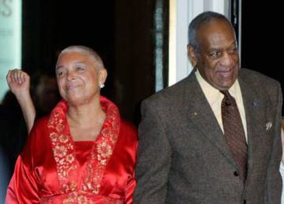 Bill Cosby e sua mulher, Camille Cosby, quando foi depor no julgamento em fevereiro.