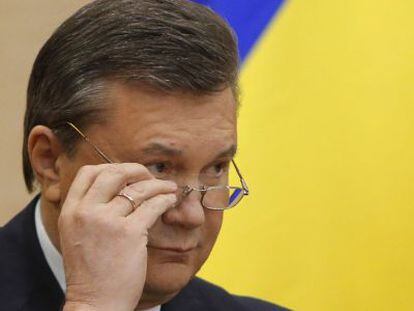 O presidente deposto, Víctor Yanukóvich, em uma entrevista coletiva.