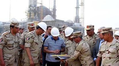 O presidente egípcio Al Sisi, visitando as obras da nova capital
