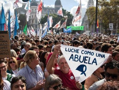 Protesto em Buenos Aires reúne centenas de pessoas na Praça de Maio no aniversário do golpe militar na Argentina, dia 24 de março.